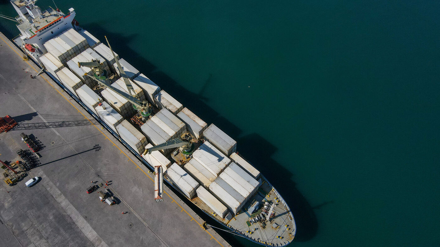 Buque de contenedores visto desde arriba